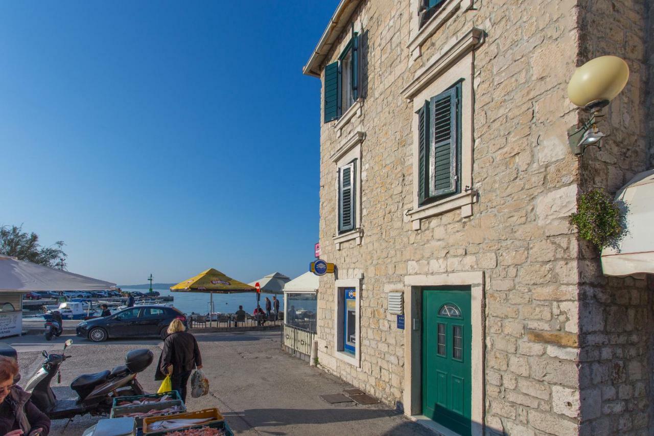 Seafront Apartment In Historical Cippico Castle Kaštela Exterior foto